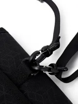 Bolso bandolera pequeño de color negro con diseño utilitario, cuenta con solapa frontal con cierre de hebilla, logo de la marca y correa ajustable para el hombro.