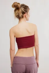 Top bandeau de punto acanalado color blanco, sin tirantes, de corte ajustado y corto.