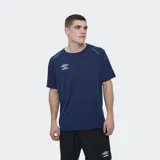 Remera deportiva Umbro Lume de manga corta y cuello redondo, color azul marino, con el logo de la marca bordado en el pecho en color blanco.