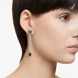 Aros colgantes con baño de rodio, con circonitas Swarovski rectangulares verdes en los extremos y una cascada de circonitas redondas transparentes en el centro. Pueden usarse con o sin la parte colgante.