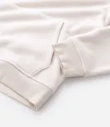 Buzo cerrado Marfinno de fleece en color negro, con capucha ajustable mediante cordón, bolsillo tipo canguro al frente, y puños y cintura elásticos.