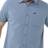 Camisa de manga corta azul con bolsillo en el pecho.