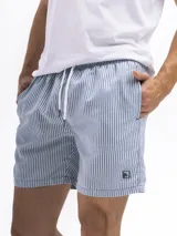 Short de baño rosado con estampado de rombos, cintura elastizada con cordón ajustable, bolsillos laterales y trasero.