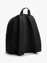 Mochila Tommy Jeans Essential Dome de tejido ripstop en color negro, con diseño curvo, compartimento principal con cierre de cremallera, bolsillo frontal exterior con cierre y parche distintivo de la marca. Cuenta con asa superior y correas ajustables y acolchadas.