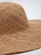 Gorro negro de paja trenzada con ala ancha moldeable.