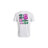Remera de manga corta Under Armour, color blanco, con cuello redondo acanalado y pequeño estampado gráfico en el pecho.