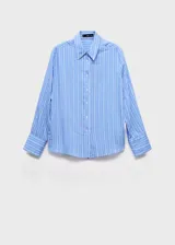 Camisa de corte recto y diseño a rayas verticales, con cuello camisero, cierre frontal de botones y mangas largas con puños abotonados.