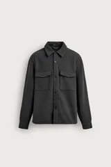 Sobrecamisa regular fit color gris oscuro, confeccionada en tejido con estructura diagonal repelente al agua. Cuenta con cuello solapa, manga larga con puños abotonados, bolsillos de parche con solapa en el pecho y cierre frontal de botonadura.