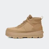 Botas UGG Lug Chukka color arena, con capellada de cuero impermeable y lengüeta reforzada. Cuenta con cuello acolchado, forro textil, plantilla de EVA y suela de goma con tacos.