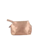 Necessaire de cuero color cobre con cierre superior metálico y correa de agarre.