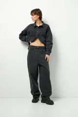 Pantalón de jean azul claro, de corte oversized y tiro bajo, con bolsillos traseros grandes.