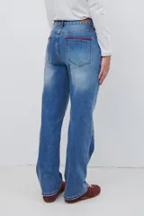 Pantalón jean de corte recto y tiro medio-alto, con lavado azul clásico y costuras en contraste.