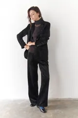 Pantalón de terciopelo color marrón con corte palazzo.