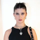 Collar doble de cadena plateada con dije de corazón con pinches.