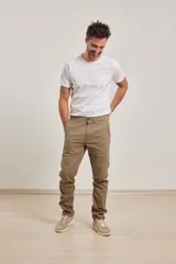 Pantalón de vestir color beige, de corte clásico sin pinzas, con bolsillos laterales y traseros.