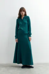 Falda larga verde esmeralda de tejido de punto con lurex y diseño plisado.