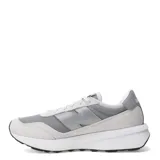 Championes New Balance modelo U370, de estilo retro y perfil bajo. Presentan un diseño en tonos grises, combinando paneles de malla textil con refuerzos de gamuza. Incluyen el logo característico en los laterales, cierre mediante cordones y una suela de goma con entresuela blanca.