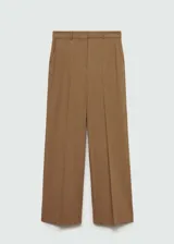 Pantalon de vestir color tostado con diseño wide leg, tiro alto y detalle de pinzas frontales. Cuenta con bolsillos laterales y cierre oculto con botón, gancho y cremallera.