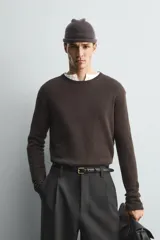 Jersey de punto regular fit, confeccionado en una mezcla de lana y algodón. Presenta cuello redondo, manga larga y terminaciones en rib.