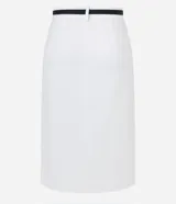 Pollera lápiz color blanco, de sastrería, con cinturón de cuero sintético negro y detalle plegado en la parte delantera.