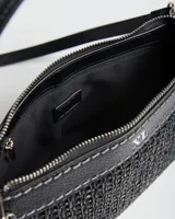 Bandolera negra de cuero sintético con cuerpo texturizado estilo red y detalle de logo plateado de la marca en el frente. Cuenta con asa corta de mano y correa larga ajustable.