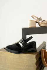 Zapato de tacón cuadrado y plataforma, color beige, con punta cerrada y tira ajustable con hebilla metálica en el tobillo.