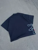 Remera negra oversize de manga corta con cuello redondo y estampa gráfica en color celeste en el pecho y el lateral inferior.