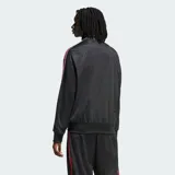 Campera deportiva Adidas modelo Firebird Loose Pinstripes, de color negro con diseño de rayas diplomáticas sutiles. Cuenta con cuello alto, cierre frontal completo, bolsillos laterales y bandas tricolor en rojo, blanco y negro a lo largo de las mangas. Incluye el logo del trifolio bordado en el pecho.