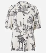 Camisa de viscolino Marfinno color beige con estampado de cocoteros en negro, cuello en V con escote hincapié y botones frontales negros. Mangas cortas con puños elásticos fruncidos.