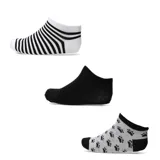 Pack de tres pares de medias tobilleras con diseños surtidos: un par blanco a rayas negras, un par negro liso y un par gris con estampado de huellas.