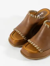 Sandalia de cuero color tostado, con plataforma y detalle de costuras en la capellada.