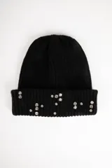 Gorro de lana negro con apliques de strass plateados.