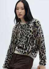 Jersey de punto con efecto pelo, diseño recto y cuello redondo. Presenta estampado animal print de leopardo con terminaciones en contraste y manga larga.