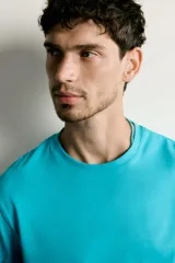 Camiseta de manga corta y corte relaxed fit, color blanco, con cuello redondo acabado en rib.