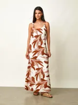 Vestido largo con estampado botánico en tonos marrones y blancos, escote redondo y tirantes anchos.