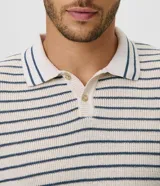 Camisa polo de punto para hombre, con diseño a rayas horizontales, cuello camisero, manga corta y cierre frontal parcial con botones.
