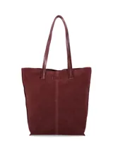 Cartera tipo tote bag de gamuza color bordó, con doble asa larga para el hombro y costura vertical central con detalle de etiqueta grabada.