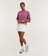 Remera de corte cropped confeccionada en algodón, con cuello redondo y mangas cortas. Presenta un diseño básico y versátil de calce holgado.