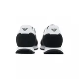Championes urbanos Armani EA7, modelo de estilo vintage, color negro con detalles en blanco. Presentan el logo de la marca estampado en el lateral y en la lengüeta, con combinación de materiales textiles y gamuza, y suela de goma dentada.