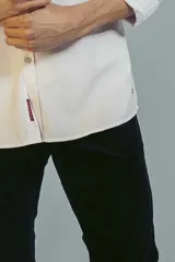 Pantalón de corte recto y estilo formal, confeccionado en tela de textura suave color azul marino oscuro.