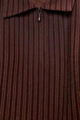 Chaleco de cuello solapa y manga sisa, color marrón con rayas verticales. Presenta cierre frontal con cremallera de doble cursor.