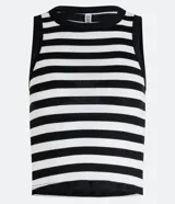Musculosa corta de cuello redondo con diseño de rayas horizontales en blanco y negro, confeccionada en tejido texturizado con elasticidad.