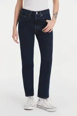 Jeans Levi's 501 Crop de tiro alto, color azul oscuro, con corte recto y largo hasta el tobillo.