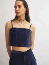 Top corto de terciopelo color azul petróleo, con breteles finos regulables y espalda elastizada.
