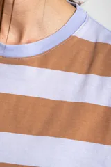 Remera de algodón peinado con diseño de rayas horizontales en tonos lila y marrón, cuello redondo y mangas cortas de calce clásico.