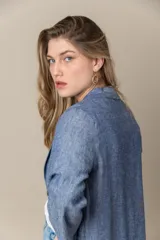 Blazer gris de lino y viscosa, con mangas 3/4, solapa entera, cierre de un botón y bolsillos delanteros.