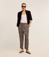 Pantalón pijama de crepé con corte fluido, cintura elástica con lazo y estampado animal print de zebra. Incluye bolsillos laterales.