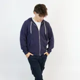 Campera con capucha azul marino, con cierre frontal y cordones blancos.