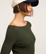 Vestido midi de punto acanalado, con diseño ajustado al cuerpo, cuello barco y mangas largas. Confeccionado en tejido de punto texturizado.