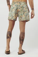 Short de baño con estampado tropical de hojas y loros, con cordón ajustable en la cintura.
